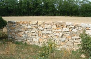 Natursteinmauer trocken gesetzt