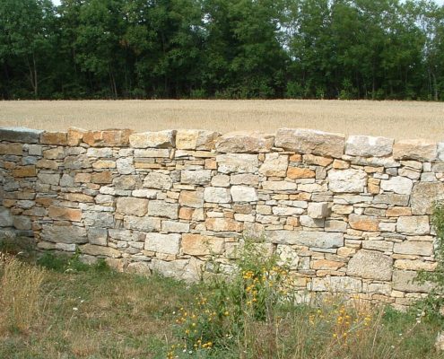 Natursteinmauer trocken gesetzt