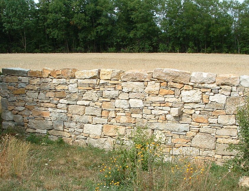 Natursteinmauer trocken gesetzt