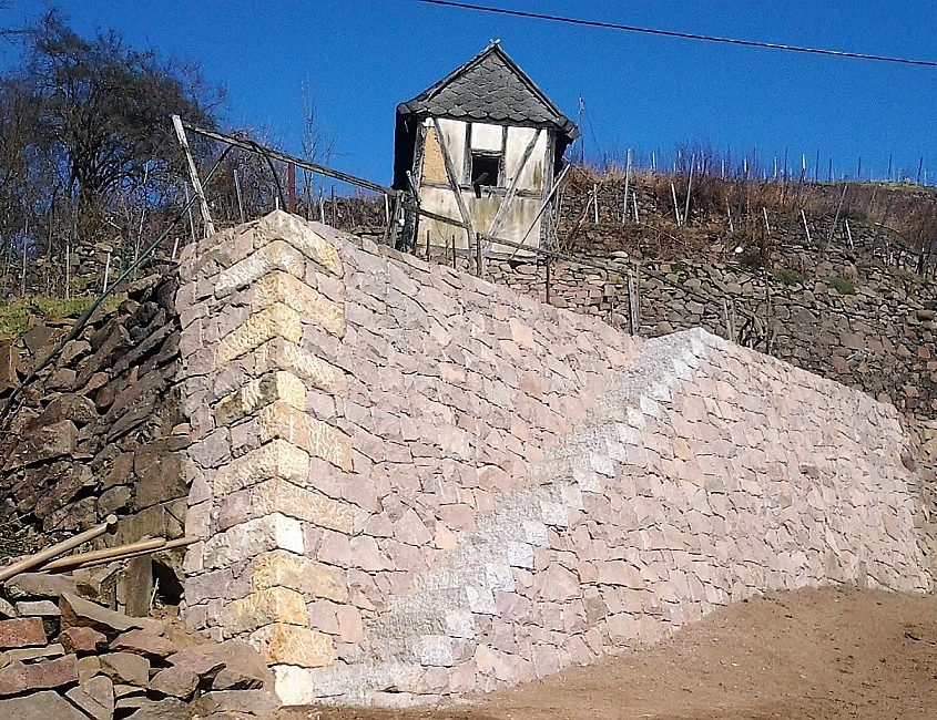 Trockenmauer mit Treppe